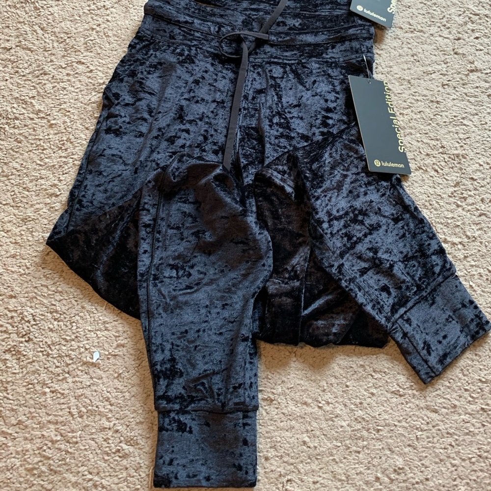 NWT LULULEMON crushed velvet jogger size 2